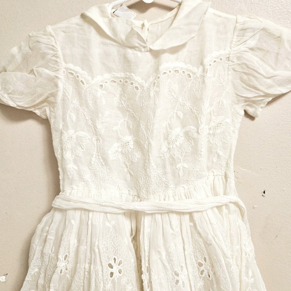 GIRLS 1950'S WHITE BAPTISM DRESS W/EMBRIODERED DETAIL